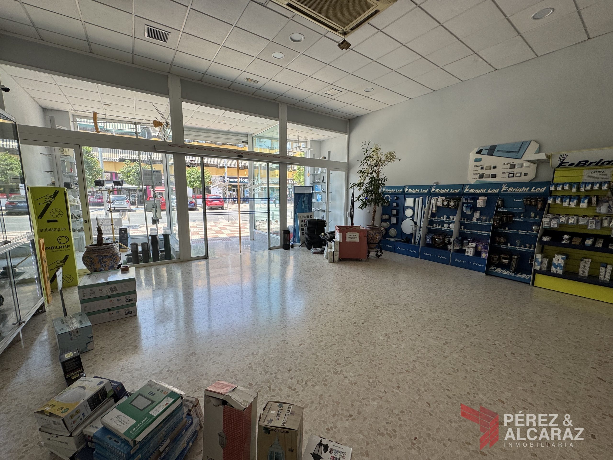 Local Comercial en Av Sta Ana.